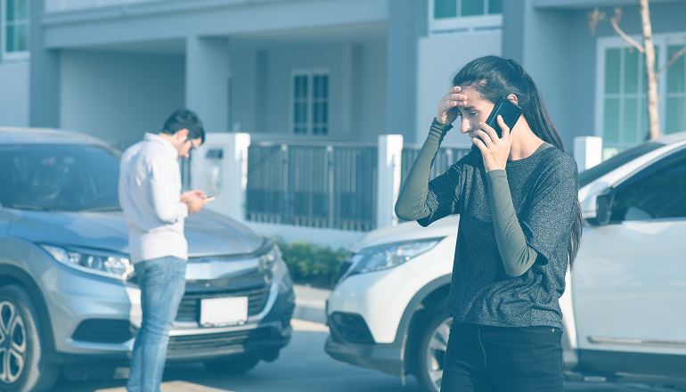 hombre y mujer tras un accidente de tráfico con conflicto de intereses, tienen el mismo seguro